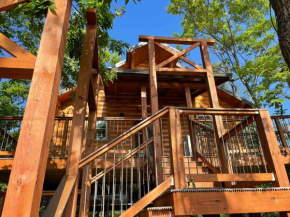 Cricket Hill Treehouse by Amish Country Lodging